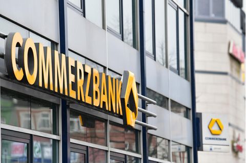 Der gelbe Schriftzug "Commerzbank" an der Außenfassade einer Bankfiliale