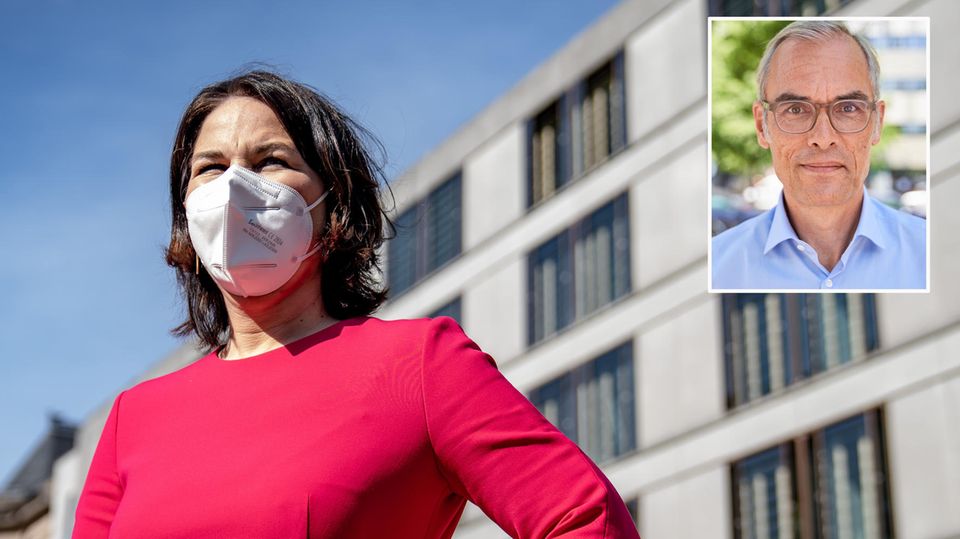 Eine weiße Frau mit schulterlangen, braunen Haaren steht mit FFP2-Maske unter freiem Himmel in der Sonne.