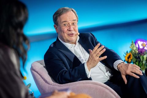 Armin Laschet stellt sich bei "Brigitte live" den Fragen von Brigitte Huber (l.), Chefredakteurin der Brigitte
