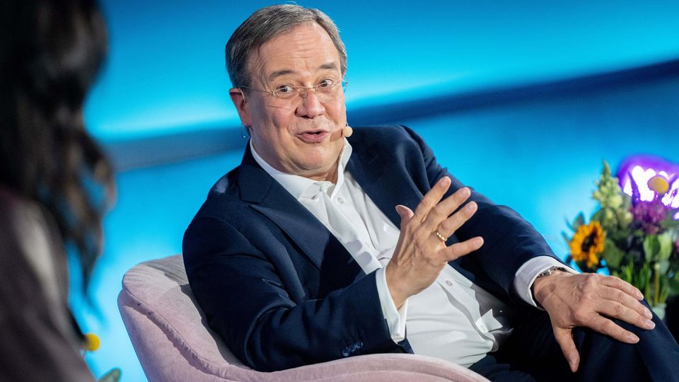 Armin Laschet stellt sich bei "Brigitte live" den Fragen von Brigitte Huber (l.), Chefredakteurin der Brigitte Armin Laschet stellt sich bei "Brigitte live" den Fragen von Brigitte Huber (l.), Chefredakteurin der Brigitte