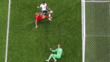 Er musste dahin gehen, volles Risiko. Wäre Dänemarks Kapitän Simon Kjaer nicht in den Ball gelaufen, der scharf von Bukayo Saka hereingeben gegeben wurde, dann hätte eben Raheem Sterling den Ausgleich für die Engländer im EM-Halbfinale erzielt. Das ist Berufsrisiko. Es das zehnte Eigentor der EM - das ist Rekord.