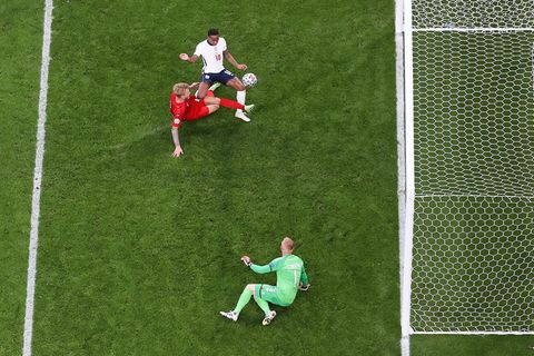 Er musste dahin gehen, volles Risiko. Wäre Dänemarks Kapitän Simon Kjaer nicht in den Ball gelaufen, der scharf von Bukayo Saka hereingeben gegeben wurde, dann hätte eben Raheem Sterling den Ausgleich für die Engländer im EM-Halbfinale erzielt. Das ist Berufsrisiko. Es das zehnte Eigentor der EM - das ist Rekord.