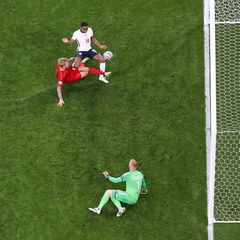 Er musste dahin gehen, volles Risiko. Wäre Dänemarks Kapitän Simon Kjaer nicht in den Ball gelaufen, der scharf von Bukayo Saka hereingeben gegeben wurde, dann hätte eben Raheem Sterling den Ausgleich für die Engländer im EM-Halbfinale erzielt. Das ist Berufsrisiko. Es das zehnte Eigentor der EM - das ist Rekord.