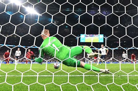 Dänemarks Torhüter Kasper Schmeichel wehrt einen Elfmeter von Englands Stürmer Harry Kane ab