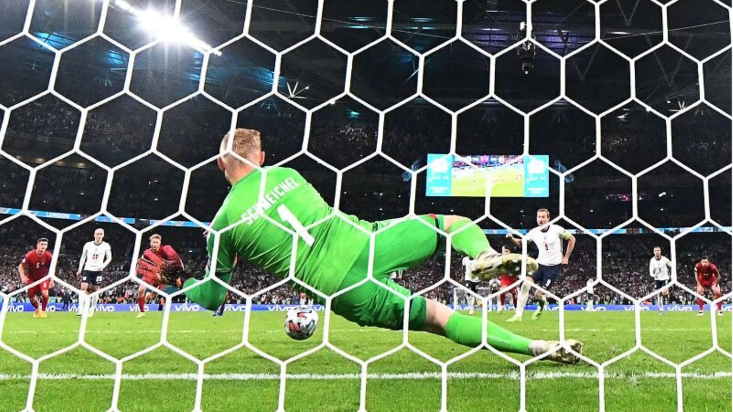 Dänemarks Torhüter Kasper Schmeichel wehrt einen Elfmeter von Englands Stürmer Harry Kane ab