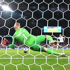 Dänemarks Torhüter Kasper Schmeichel wehrt einen Elfmeter von Englands Stürmer Harry Kane ab