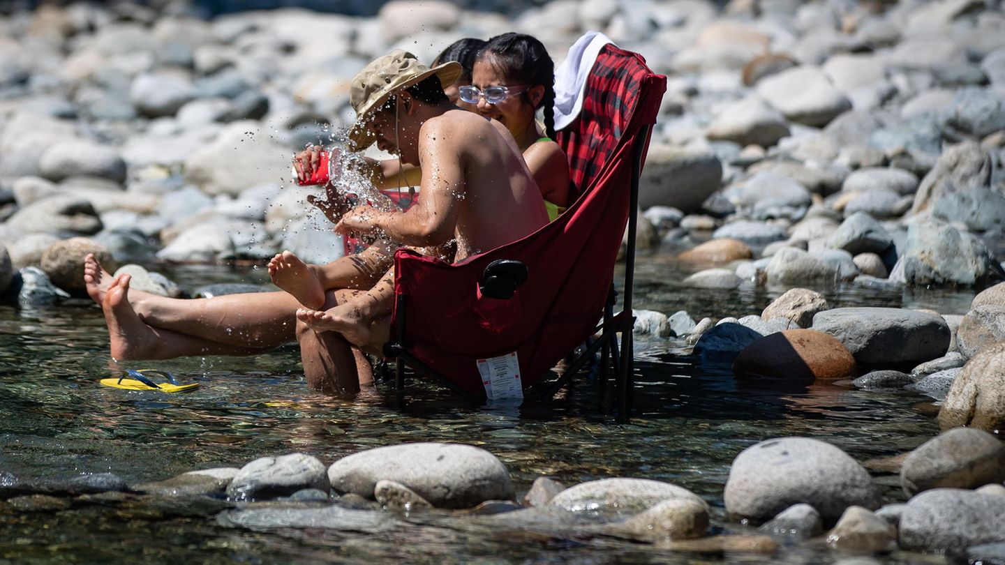 Menschen kühlen sich in Vancouver kalten Wasser des Lynn Creek ab