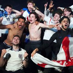 Englische Fans (links)feiern ausgelassen den Finaleinzug ihrer Mannschaft. Dänische Anhänger sind am Boden zerstört