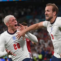 Englands Harry Kane feiert den zweiten Treffer seiner Mannschaft mit Phil Foden