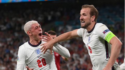 Englands Harry Kane feiert den zweiten Treffer seiner Mannschaft mit Phil Foden