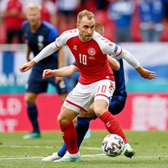 Christian Eriksen von Dänemark spielt den Ball