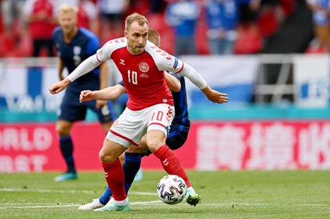 Christian Eriksen von Dänemark spielt den Ball