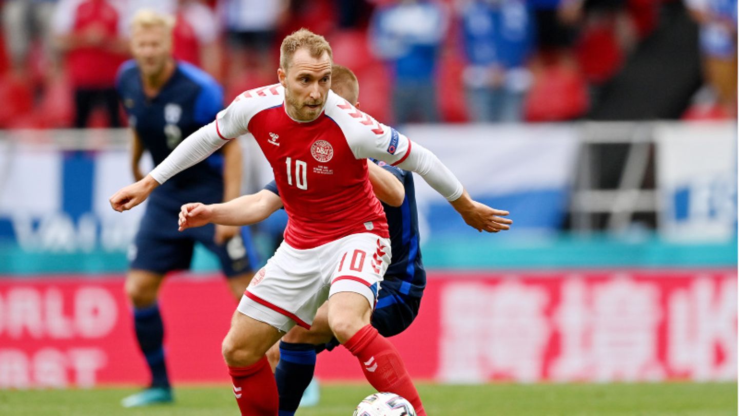 Christian Eriksen von Dänemark spielt den Ball