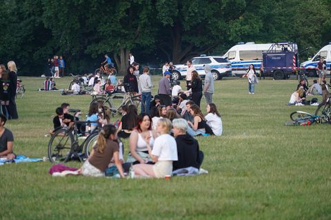 Junge Menschen feiern im Hamburger Stadtpark
