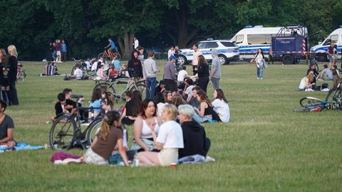 Junge Menschen feiern im Hamburger Stadtpark