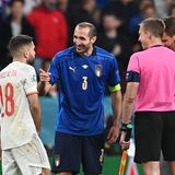 Chiellini scherzt mit Spaniens Verteidiger Jordi Alba vor dem Elfmeterschießen während des Halbfinalspiels
