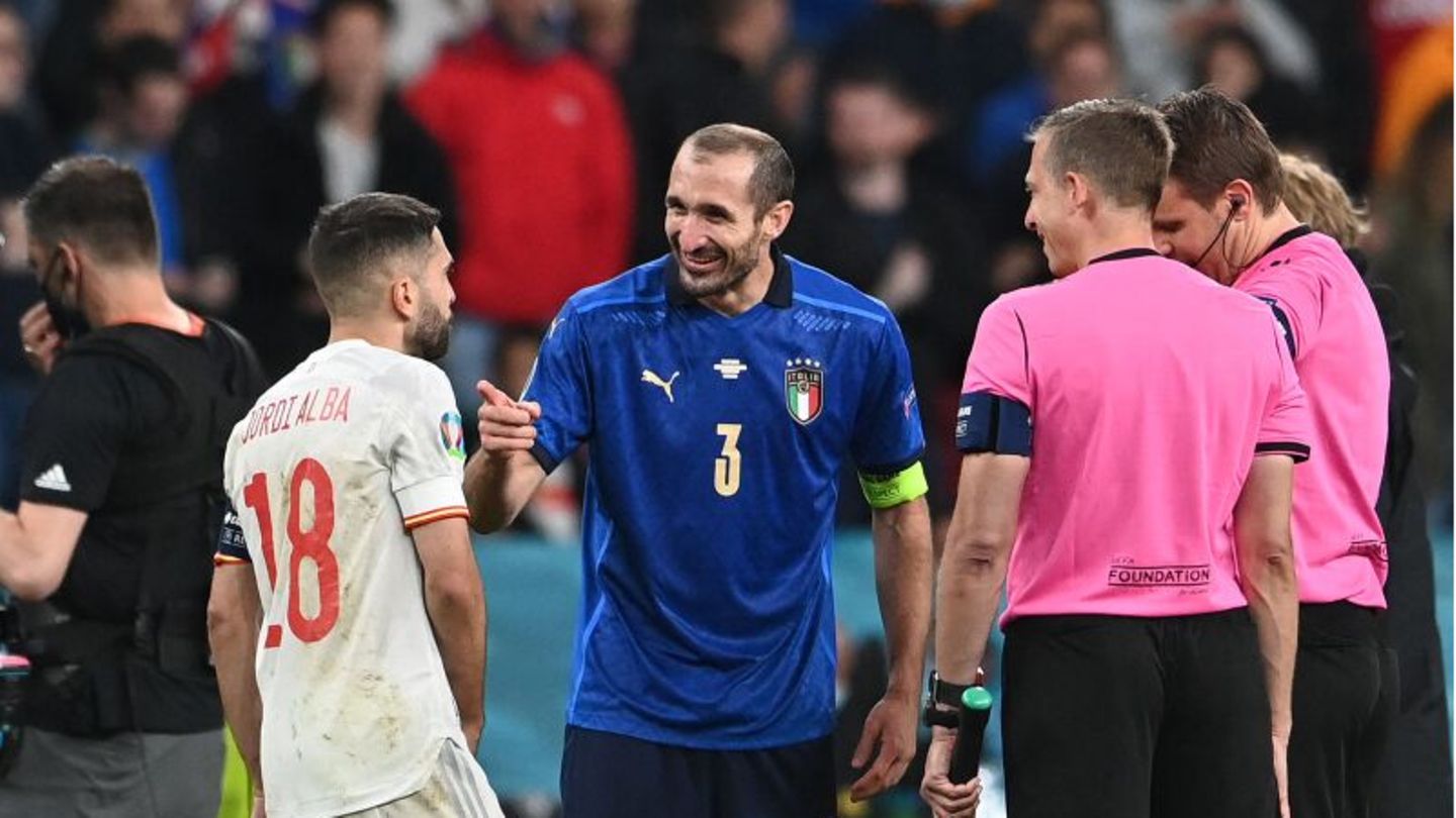 Chiellini scherzt mit Spaniens Verteidiger Jordi Alba vor dem Elfmeterschießen während des Halbfinalspiels