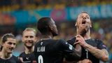 Österreichs Kapitän David Alaba packt Arnautovic nach seinem Treffer gegen Nordmazedonien am Kinn