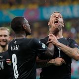 Österreichs Kapitän David Alaba packt Arnautovic nach seinem Treffer gegen Nordmazedonien am Kinn