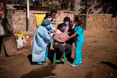 Peru Lambda Coronavirus: Eine Frau wird geimpft