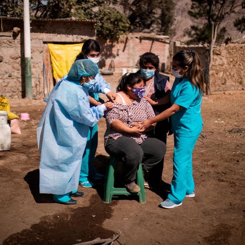 Peru Lambda Coronavirus: Eine Frau wird geimpft