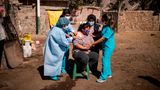 Peru Lambda Coronavirus: Eine Frau wird geimpft