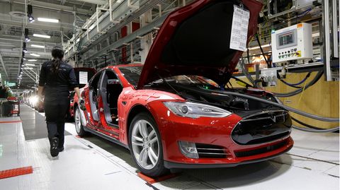 Ökobilanz von E-Autos: Wie viel CO2 setzt eine Tesla-Batterie frei?