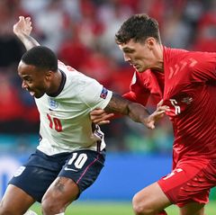 Englands Raheem Sterling (l) und Dänemarks Andreas Christensen kämpfen um den Ball.