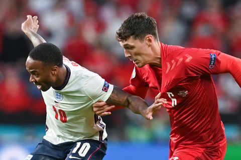 Englands Raheem Sterling (l) und Dänemarks Andreas Christensen kämpfen um den Ball.