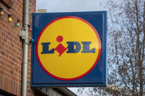 Ein großes Lidl-Schild deutet Kunden den Weg zum Discounter.
