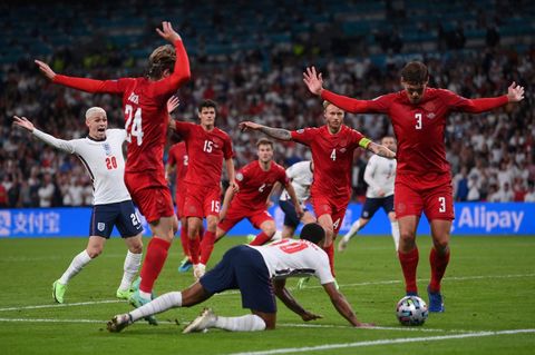 Halb zog es ihn, halb sank er hin: Raheem Sterling geht im dänischen Strafraum zu Boden, Vestergaard (Nr. 3) und Jensen (Nr. 24) sind sich keiner Schuld bewusst 