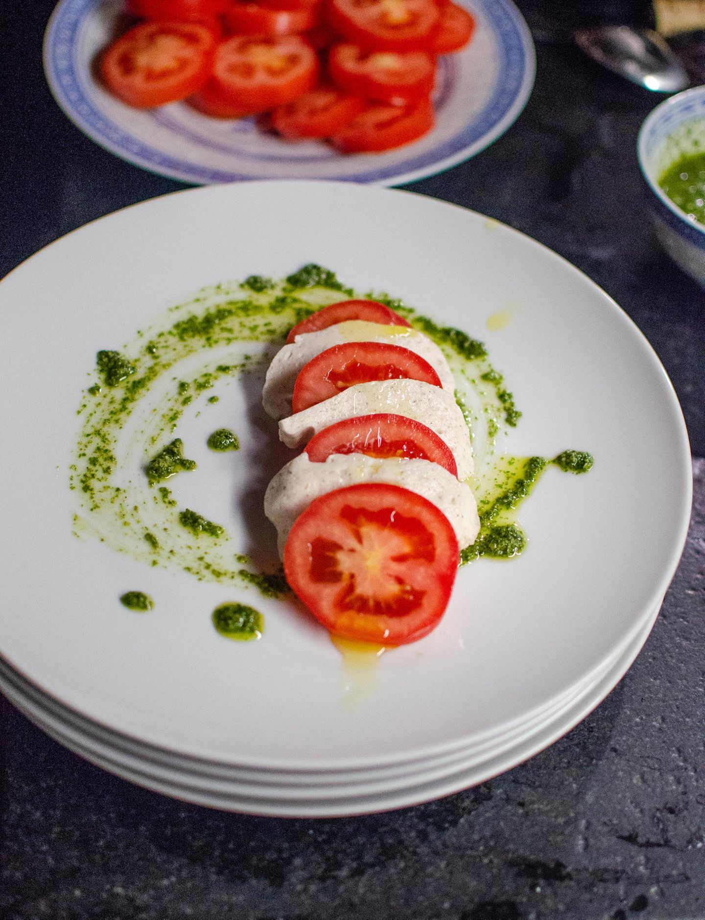 Mozzarella, auf einem Teller angerichtet