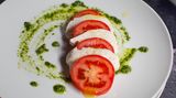 Mozzarella, auf einem Teller angerichtet