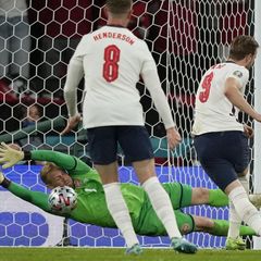 Den ersten Versuch von Kane hält der dänische Keeper Schmeichel noch, erst der Nachschuss landet im Netz