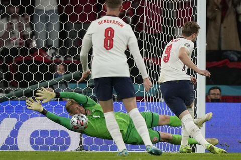 Den ersten Versuch von Kane hält der dänische Keeper Schmeichel noch, erst der Nachschuss landet im Netz