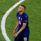 Kylian Mbappé ist frustriert nach einem gescheiterten Freistoß im Achtelfinale gegen die Schweiz