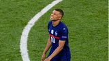 Kylian Mbappé ist frustriert nach einem gescheiterten Freistoß im Achtelfinale gegen die Schweiz