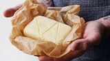 Ein Stück Sauerrahmbutter