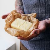 Ein Stück Sauerrahmbutter