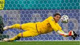 Yann Sommer rettet den Ball während des Viertelfinalspiels zwischen der Schweiz und Spanien