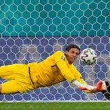 Yann Sommer rettet den Ball während des Viertelfinalspiels zwischen der Schweiz und Spanien