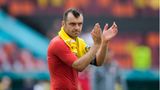Goran Pandev applaudiert den Fans nach dem Spiel zwischen der Ukraine und Nordmazedonien in Bukarest