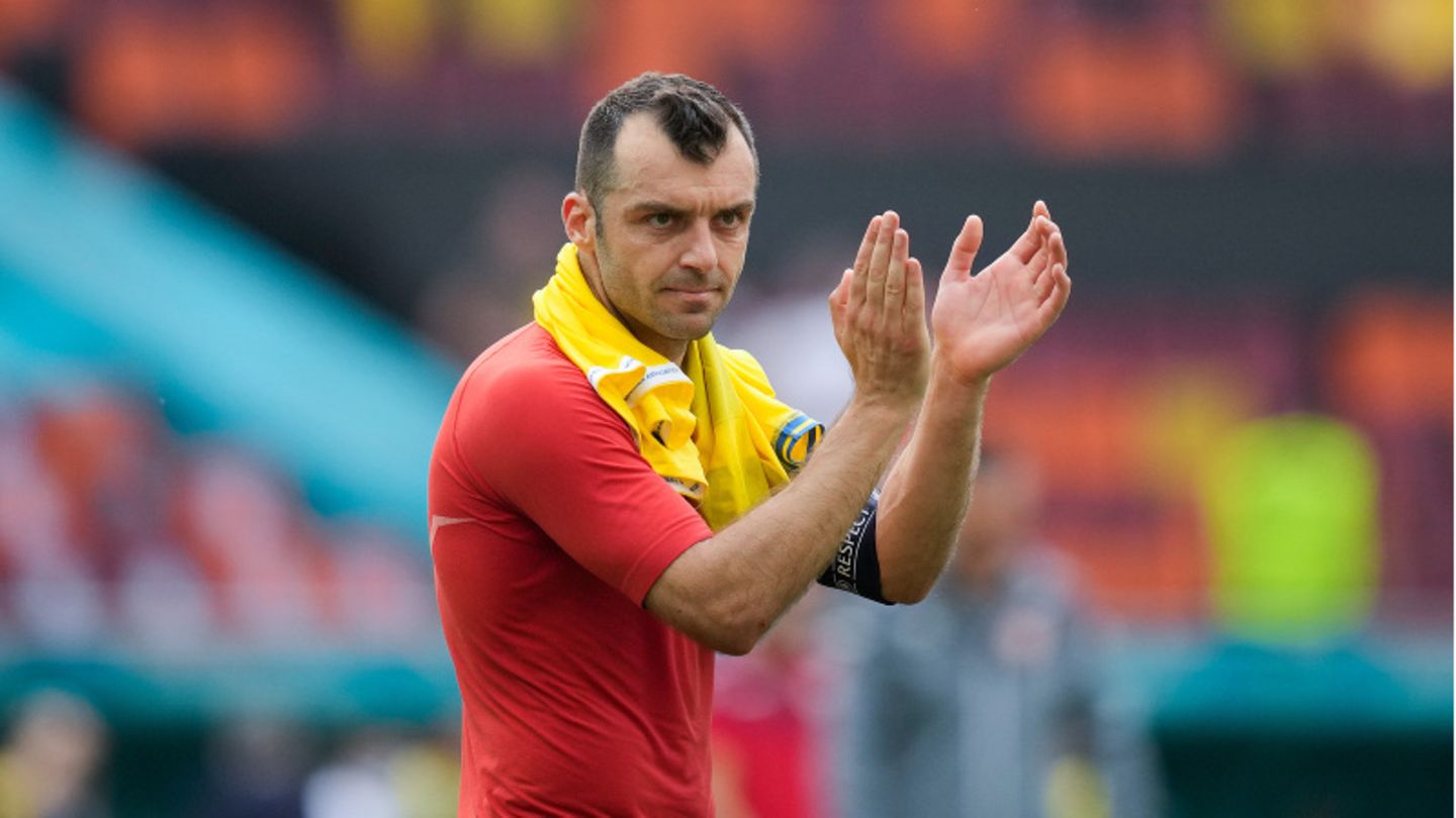 Goran Pandev applaudiert den Fans nach dem Spiel zwischen der Ukraine und Nordmazedonien in Bukarest Goran Pandev applaudiert den Fans nach dem Spiel zwischen der Ukraine und Nordmazedonien in Bukarest