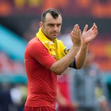 Goran Pandev applaudiert den Fans nach dem Spiel zwischen der Ukraine und Nordmazedonien in Bukarest