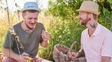 Marcel Kruse und Geru Pulsinger auf einer Picknickdecke