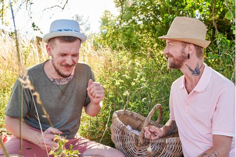 Marcel Kruse und Geru Pulsinger auf einer Picknickdecke