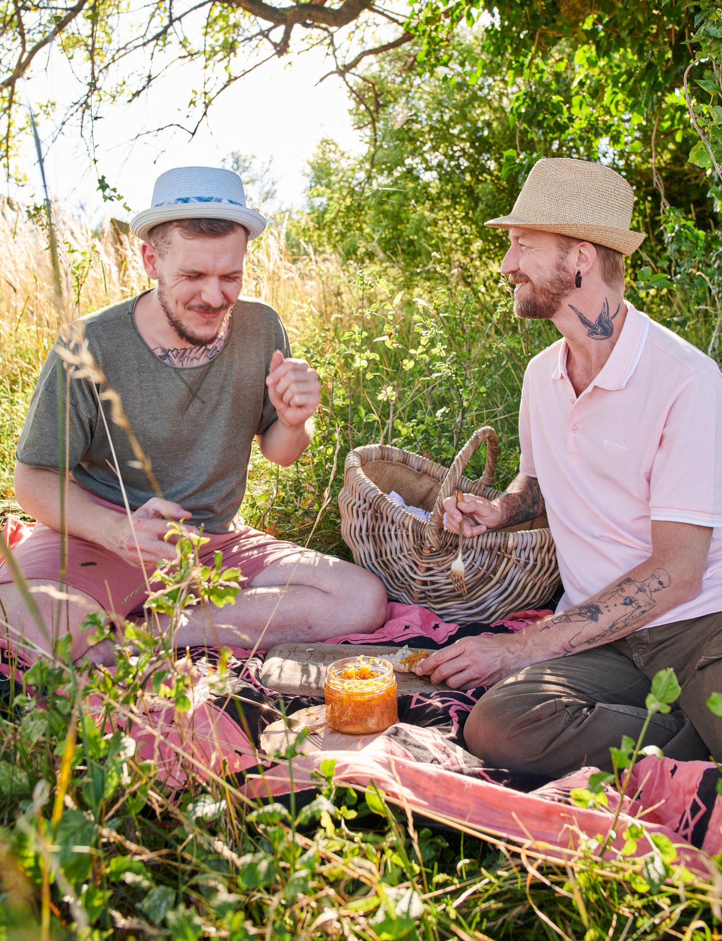 "Magic Fermentation" Marcel Kruse und Geru Pulsinger auf einer Picknickdecke