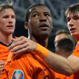 Torschütze Georginio Wijnaldum von den Niederlanden feiert das 1:0 gegen die Ukraine