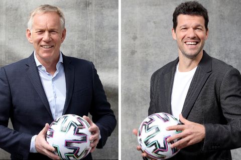 Für die EM 2021 bei Magenta-TV im Einsatz: Moderator Johannes B. Kerner (l.) und Experte Michael Ballack