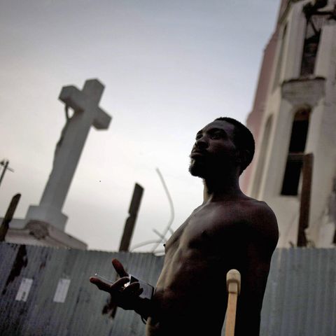 Mann vor Kirche in Port-au-Prince
